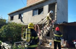 Tensión y susto en Barrio Valacco: se incendió una casa
