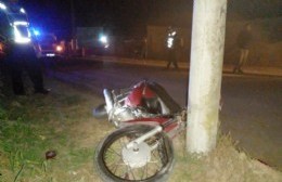 Perdió el control de la moto tras pasar por encima de una piedra y se estrelló contra una columna de hormigón